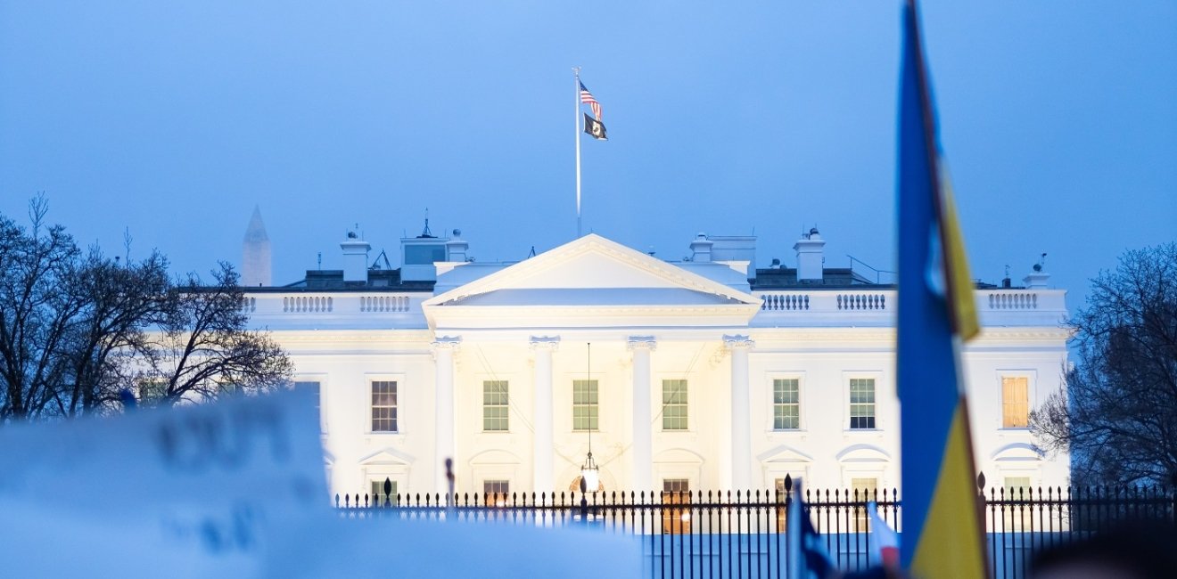 White House flying US and Ukraine flags on Feb 24, 2022