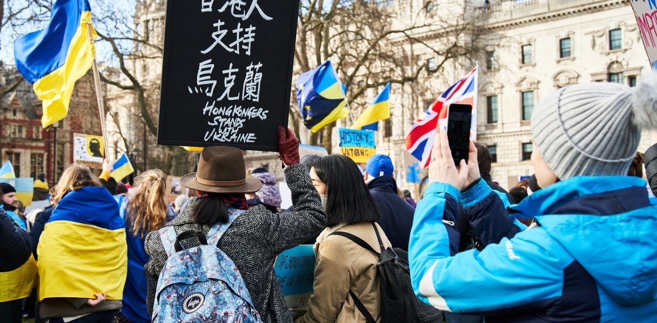 Protesters with sign in Cantonese and Ukrainian flag 