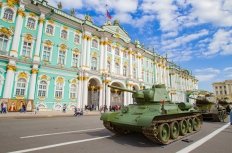 Saint Petersburg. Russia. Tanks in the palace square. T 34. Arms exhibition. Tank on the background of the Hermitage. Defense of Leningrad. Blockade. Second World War. Soviet weapons. 09.08.2017