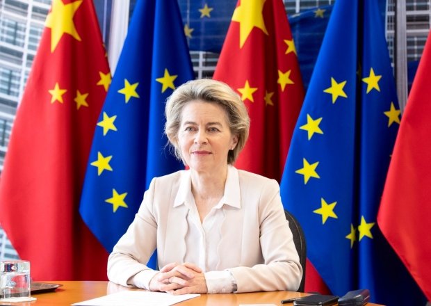 Ursula von der Leyen in front of EU and Chinese flags