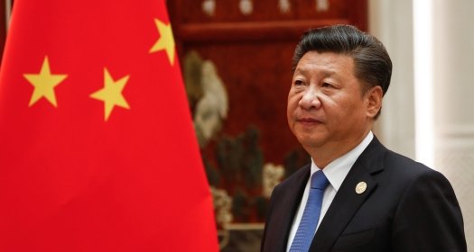 Xi in front of Chinese flag