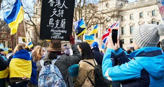 Protesters with sign in Cantonese and Ukrainian flag 