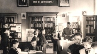Children reading in the Central City Children's Library of Samara under the portraits of Stalin and Lenin in 1938