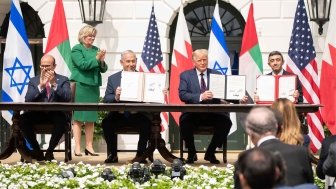 Benjamin Netanyahu, Donald Trump, Abdullatif bin Rashid Al Zayani, and Abdullah bin Zayed Al Nahyan attend the Abraham Accords ceremony in The White House.