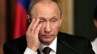 Photo of Putin with his hand on the side of his face