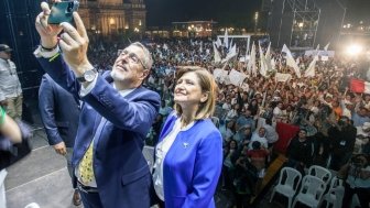 Bernardo Arévalo and Karin Herrera Take a Selfie