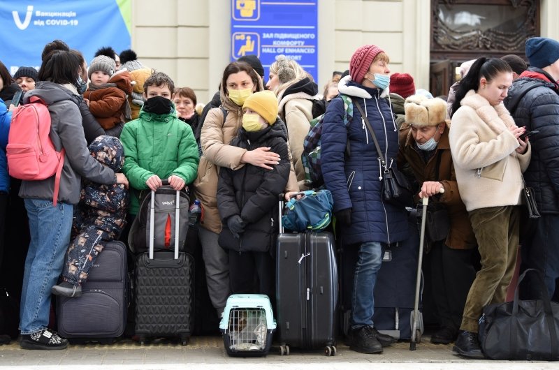 ukraine refugees at train station