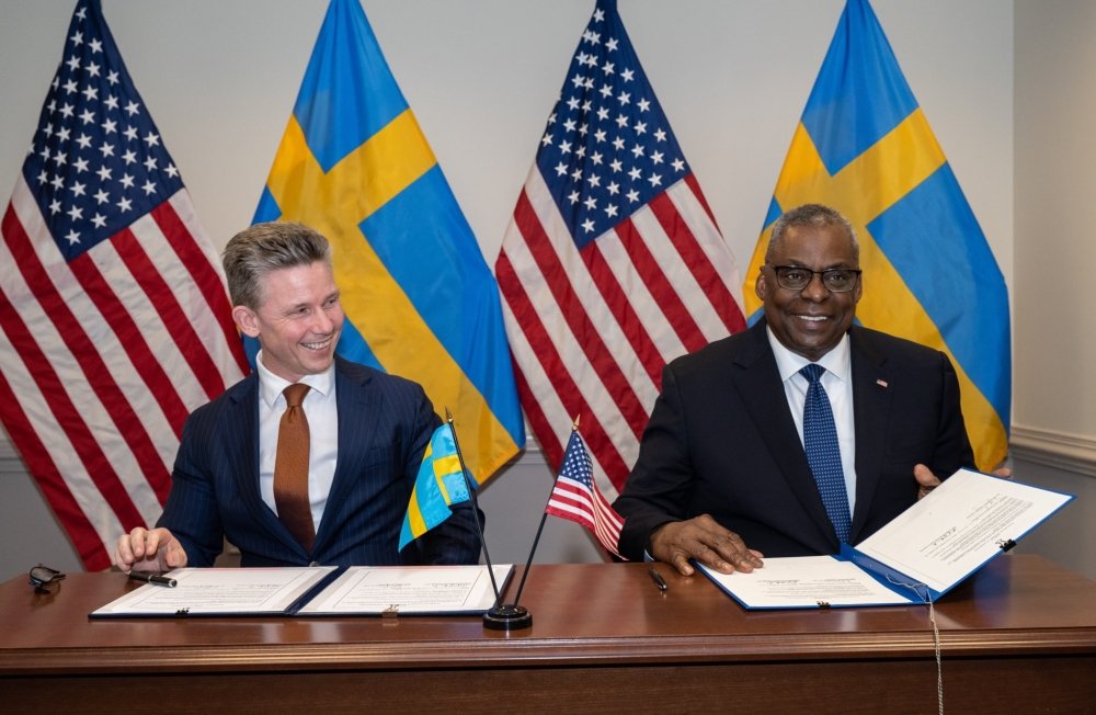 Swedish Minister for Defence Pål Jonson and the United States Secretary of Defense Lloyd J. Austin III signing the DCA.