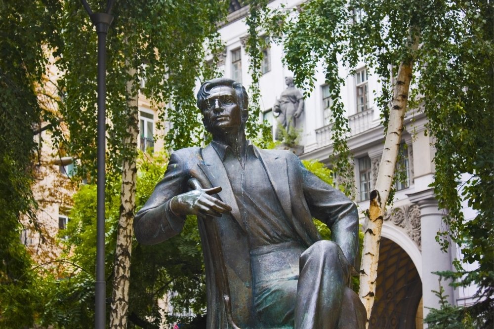 Picture of a statue of a seated man in Kyiv