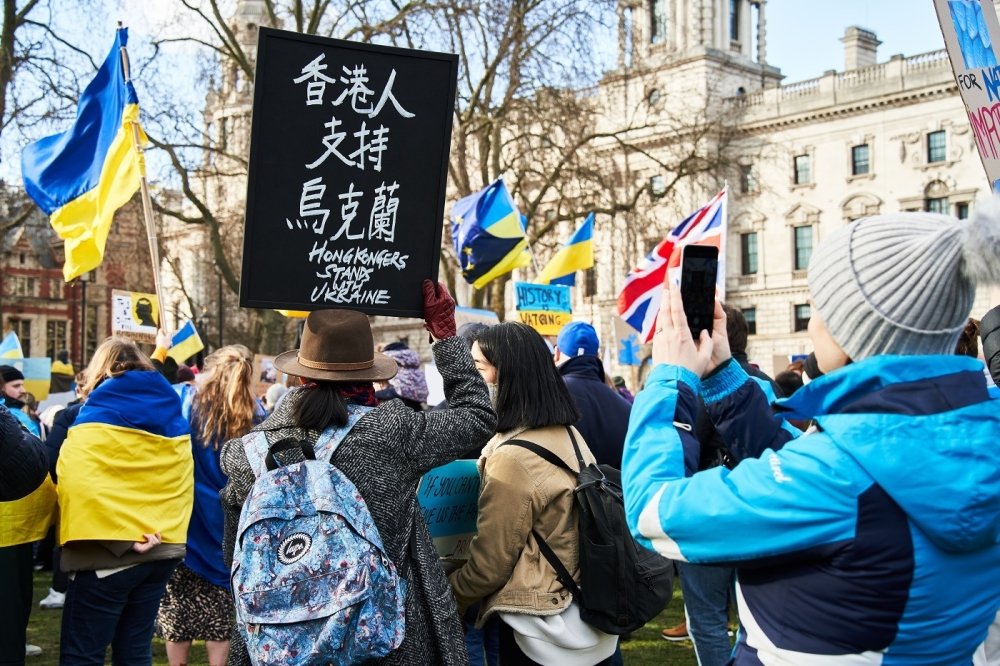 Protesters with sign in Cantonese and Ukrainian flag 