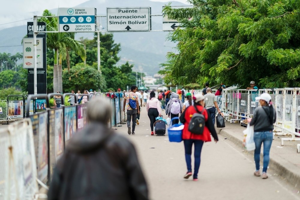 Venezuelans entering Colombia