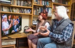 Russian pensioners watch Vladimir Putin's 2018 presidential inauguration on television