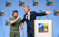  Zelensky and Stoltenberg at a podium 
